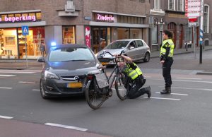 Onopvallende politieauto schept fietster Torenstraat Den Haag