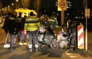 Twee scooterrijders gewond bij aanrijding Delftweg Rijswijk