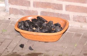 Brandweer rukt uit vanwege barbecue in hal portiekflat Nieuwe Molstraat Den Haag