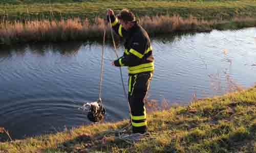 8 december Brandweer blust brandende boom Dorpskade Wateringen