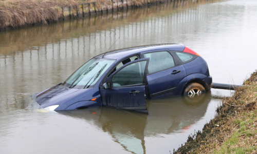 27 maart Auto vliegt uit de bocht en beland in sloot Braslaan Nootdorp