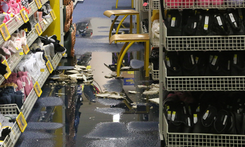 4 januari Filiaal Schoenenreus loopt flinke schade op door waterlek Papsouwselaan Delft