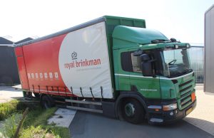 Vrachtwagen zakt weg bij sloot Wateringseweg Poeldijk