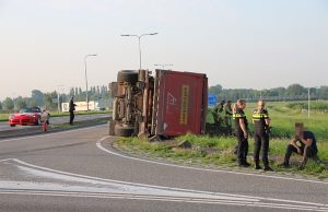 Vrachtwagen gekanteld Klaas van Engelbrechtweg Schipluiden