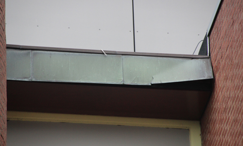 3 augustus Brandweer maakt losse gevelplaat vast Beukenlaan Delft