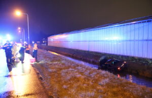 Auto beland in de sloot Van Elswijkbaan Poeldijk