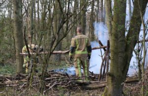 Brandweer blust brandende hut in bosschages Kerkpolderweg Delft