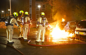 Drie auto’s zwaar beschadigd na brand Goudappel Den Hoorn