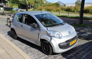 Auto klapt op lijnbus Erasmusweg Den Haag