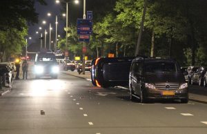 Wagen arrestatieteam gecrasht na achtervolging Erasmusweg Den Haag