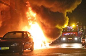 Geparkeerde auto brandt volledig uit Heilbronstraat Den Haag
