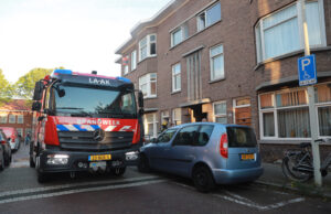 Brandweer rukt uit voor woningbrand Karel de Geerstraat Den Haag