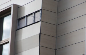 Brandweer rukt uit voor loshangende gevelplaten Graskarpersingel Den Haag