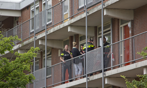 2 juli (2015) Schoten gelost op galerij van flat Diepenbrockstraat Delft