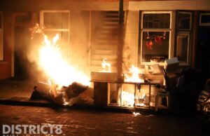 Brandweer blust stapel brandend grofvuil voor woningen Antheunisstraat Den Haag