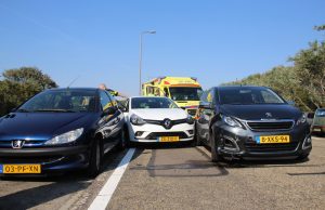 Heg en tuinhuisje in brand in achtertuin Emmastraat Monster