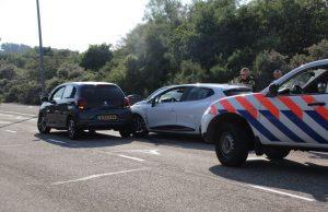 Twee auto’s botsen op de Strandboulevard in Hoek van Holland