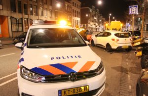 Auto’s flink beschadigd bij uitrijden parkeervak Amsterdamse Veerkade Den Haag