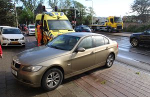 Auto knalt door rood en rijdt motor aan Molenweg Monster