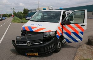 Automobilist neemt bocht te krap en ramt politiebusje Middenzwet Wateringen