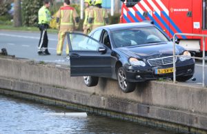 Auto bijna te water na aanrijding Nieuweweg Honselersdijk