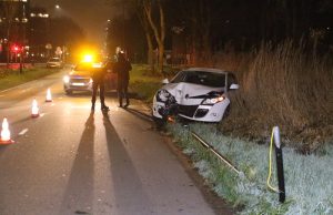 Automobilist raakt van de weg en ramt lantaarnpaal Prinses Beatrixlaan Rijswijk