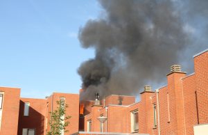 Hevige rookontwikkeling bij grote brand in woning Eikenhof De Lier
