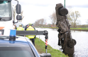 Duikers van de DSI vinden gestolen auto tijdens oefening Schieweg Delft