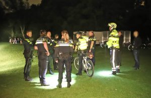 Politie maakt einde aan groot feest in natuurgebied, twee gewonden en vernieling “Delftse Hout” Delft