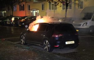 Geparkeerde auto in brand gestoken Joan Blasiusstraat Den Haag