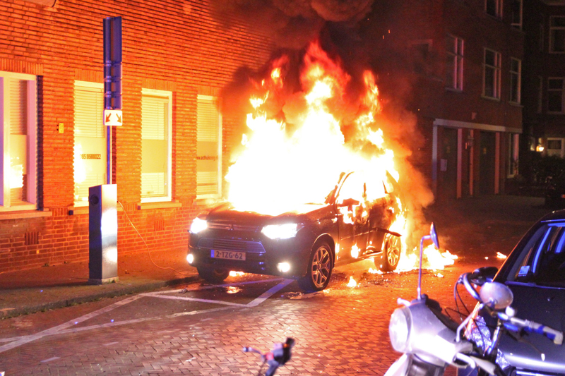 Ontrouw loterij Dagelijks Elektrische auto in brand gestoken, en poging tot brandstichting, politie  stelt bewijs veilig Lunterenstraat Den Haag [VIDEO] - District8.net