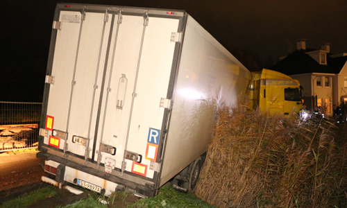 Vrachtwagen belandt deels in sloot na mislukte draaipoging Uithofslaan Den Haag