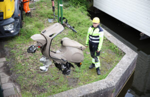 Politie vindt gestolen scooter in het water Trekvlietplein Den Haag