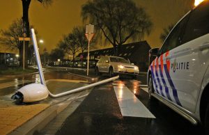 Automobilist wijkt uit voor eend en ramt lantaarnpaal De Lier