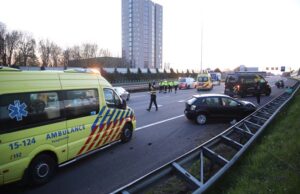 Flinke ravage na aanrijding tussen drie voertuigen A13 Delft