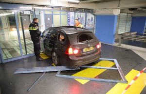 Mannen zwaar mishandeld in parkeergarage, auto rijdt door gevel Vesteplein Delft
