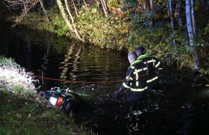 Brandweer doorzoekt sloot na vondst Felyx scooter Benoordenhoutseweg Den Haag