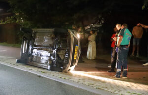 Auto op z’n kant na eenzijdig ongeval Poeldijkseweg Den Haag