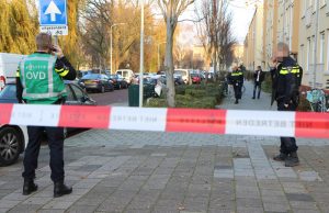 Straat afgezet na melding schietpartij Gramsbergenlaan Den Haag