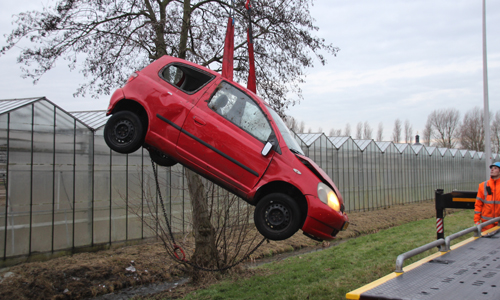 28 januari Automobiliste verliest controle en belandt op het ijs Madeweg Monster