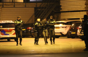 Politie beëindigd illegaal Corona feest; drie mensen aangehouden Van der Kunstraat Den Haag