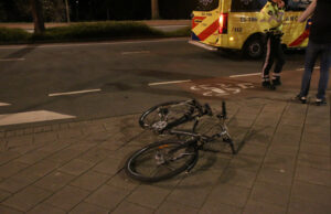 Automobilist slaat op de vlucht na aanrijding met fietser Soestdijksekade Den Haag