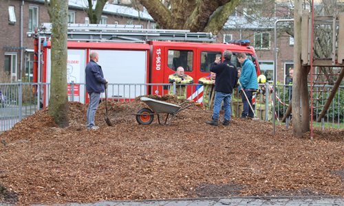 2 april Brandweer 3 keer binnen 24 uur uitgerukt voor broei in stapel houtsnippers Jacob Gilleshof Delft