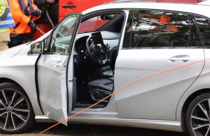 Zoekactie in water Molslaan na open autoportier Delft