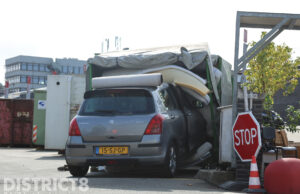 Automobiliste rijdt container met matrassen binnen in milieustraat De Werf Den Haag