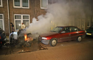 Stapel grofvuil in brand; twee auto’s beschadigd Simonsstraat Delft
