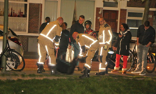 24 april Hulpdiensten redden vrouw uit het water Den Haag