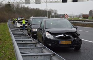 Forse schade bij kop- staart botsing op de A20 Maasland
