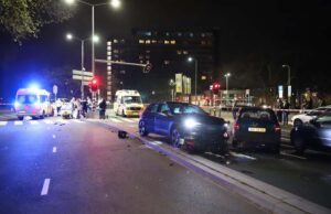 Bromfietser overleden na aanrijding met auto Erasmusplein Den Haag