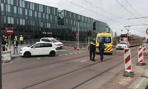 24 april Politie-onderzoek na aanrijding tussen auto en voetganger Westvest Delft